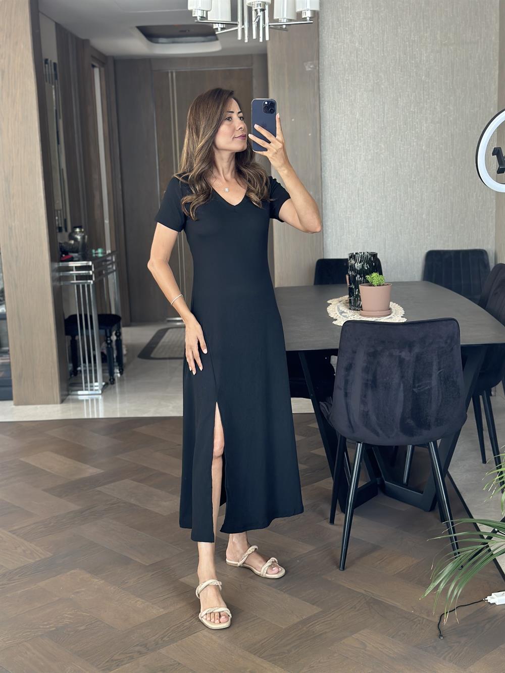 Siyah V yaka Yırtmaçlı Uzun Gofre Kadın Elbise