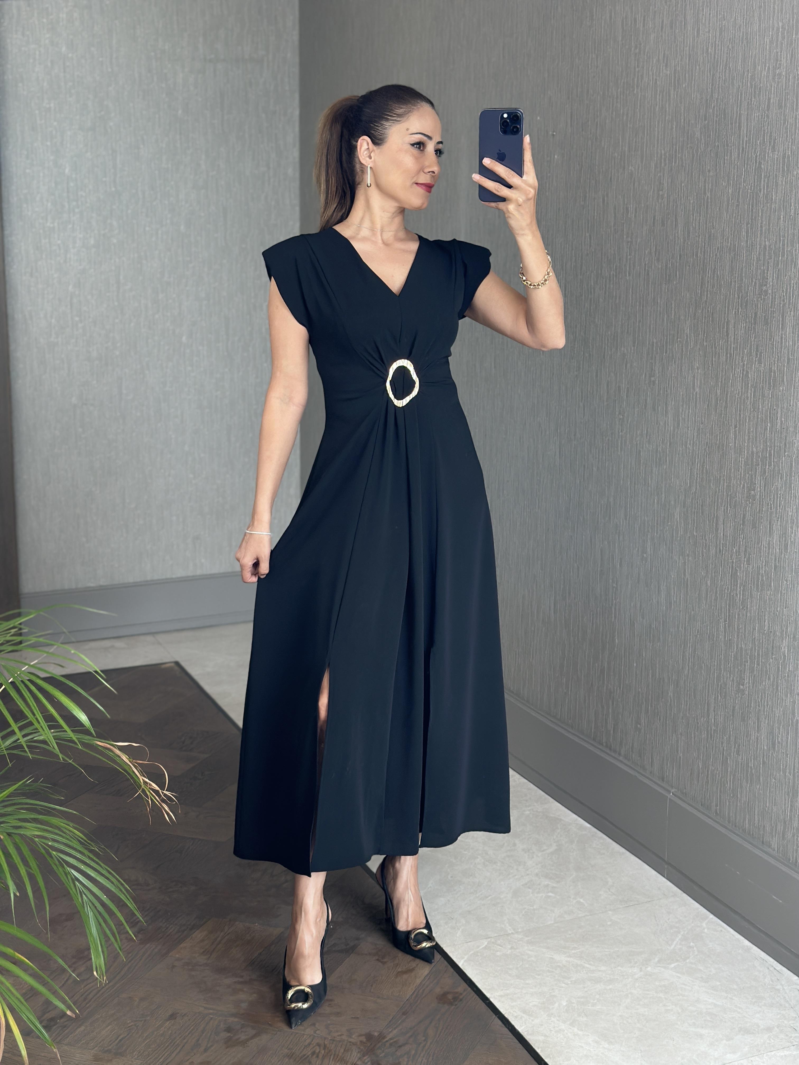 Siyah Vatkalı V Yaka Önü Tokalı Kadın Midiboy Elbise