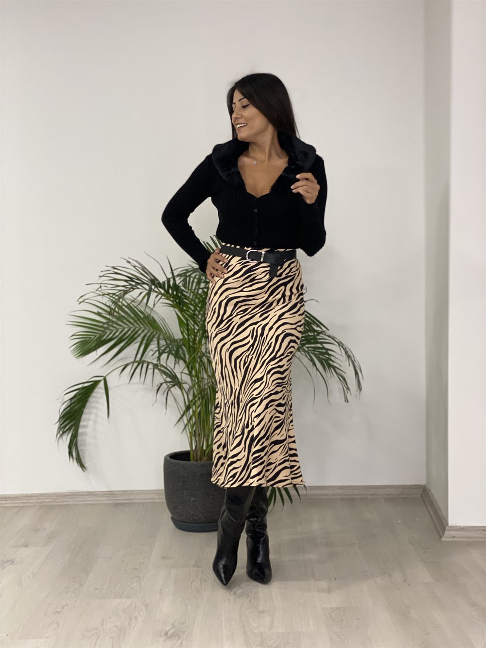 Siyah Yakası Peluş Önü Düğmeli Fitilli Triko Kazak