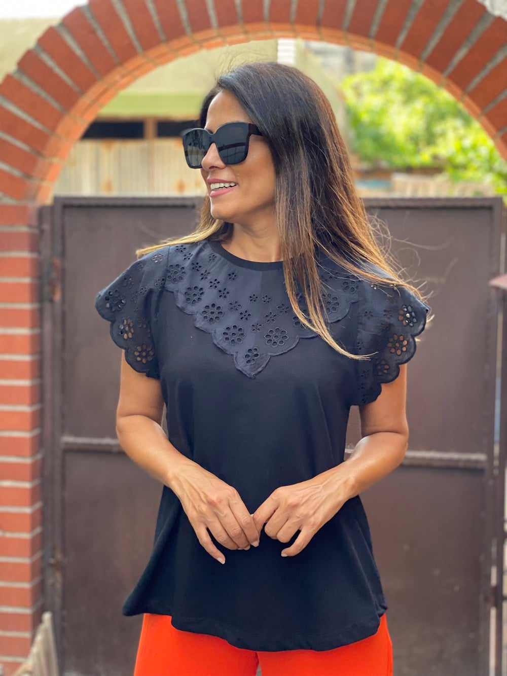 Siyah Yakası Ve Kolları Fisto Detay Kadın T-Shirt