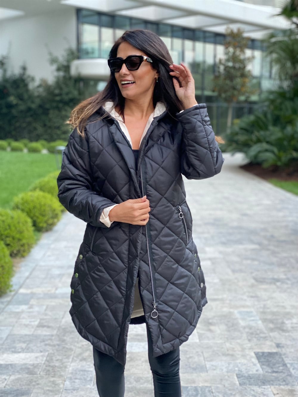 Siyah Yanı Yırtmacı Çıtçıtlı Baklava Kapitone Kadın Mont