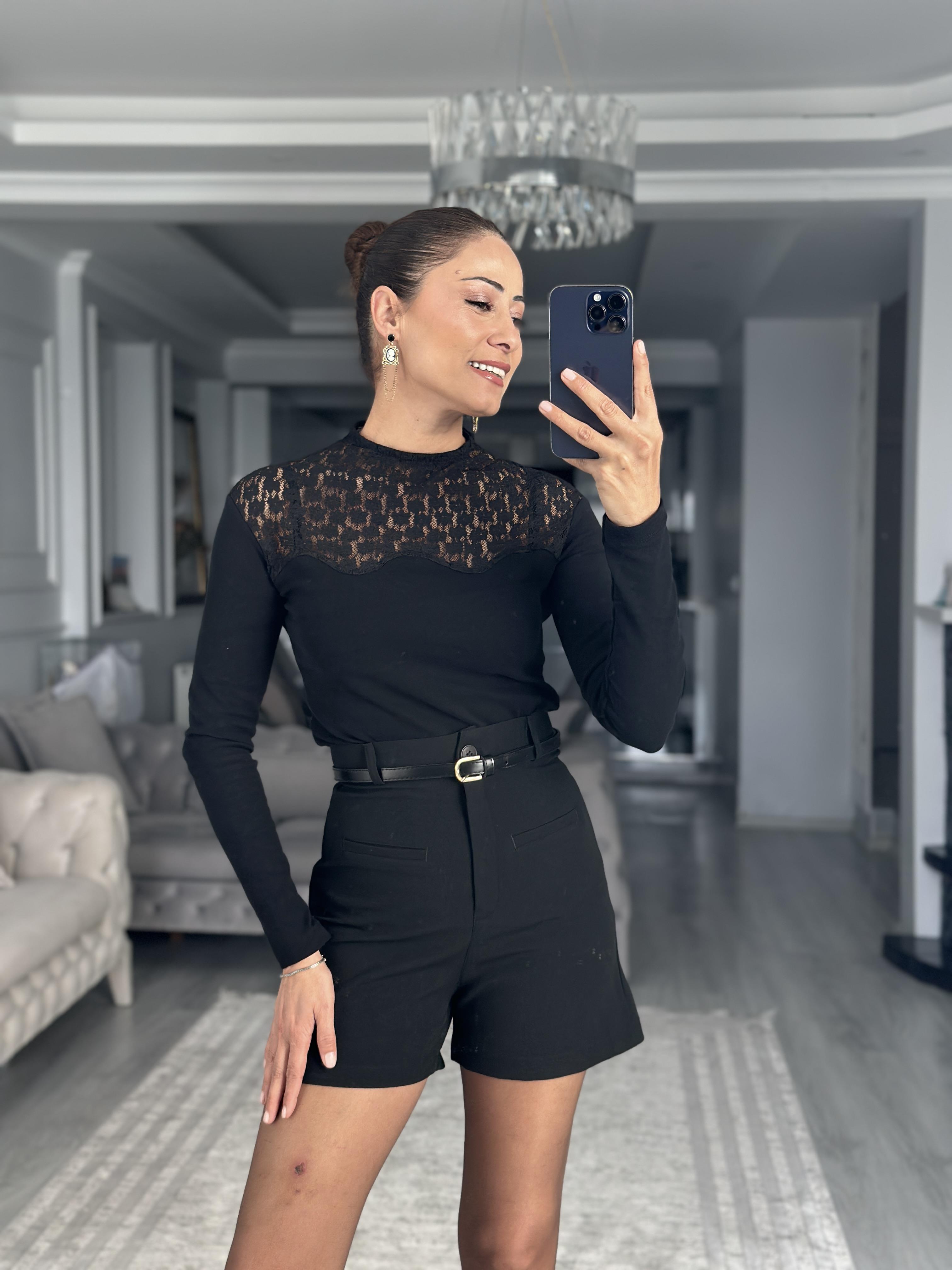 Siyah Yüksek Bel Kemerli Kadın Şort