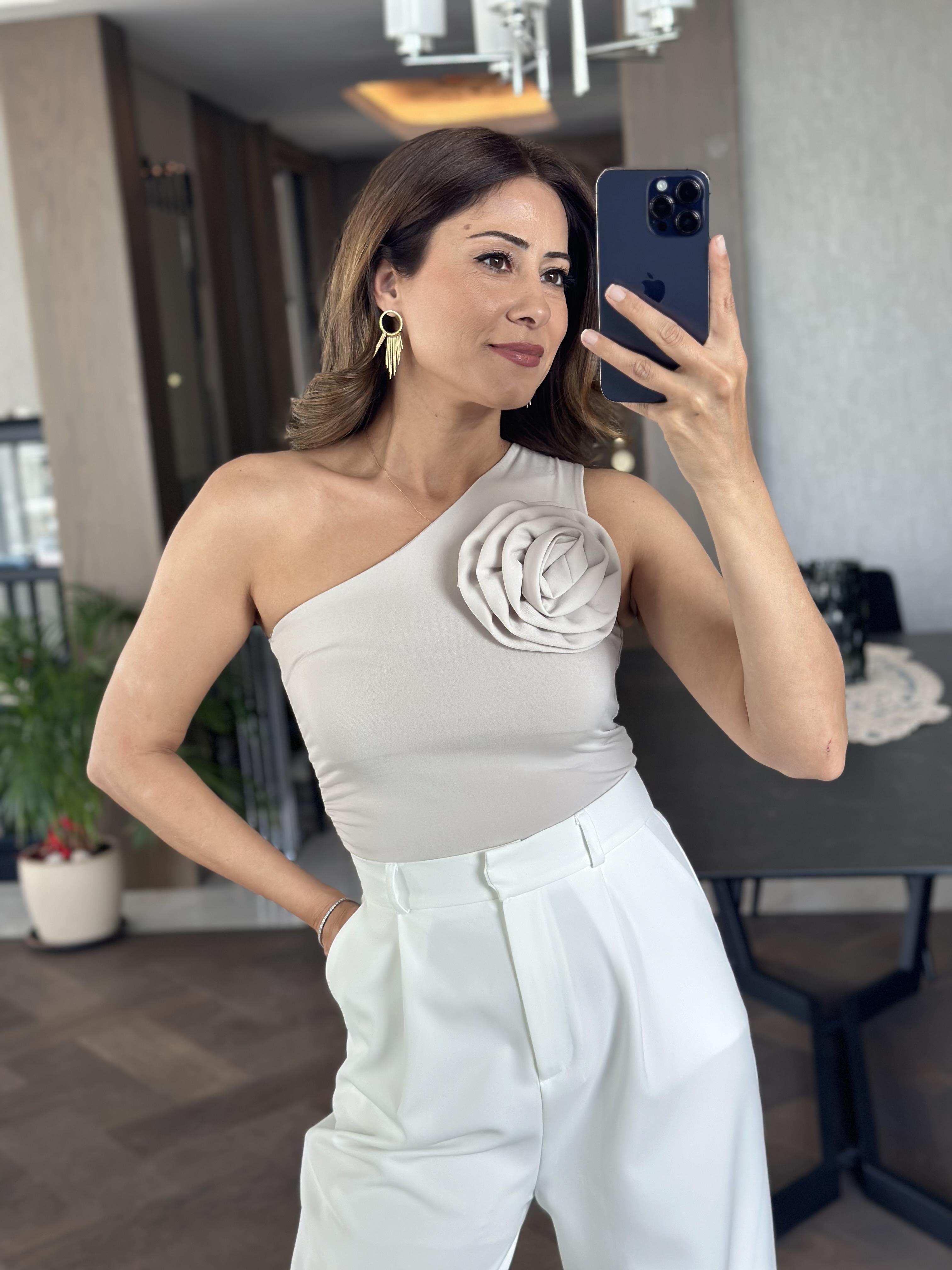 Taş Tek Omuz Çıkarılabilir Gül Aksesuarlı Kadın Bluz