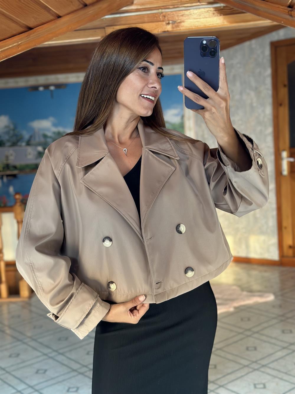 Vizon Kruvaze Yaka Dört Düğmeli Kısa Kadın Trençkot