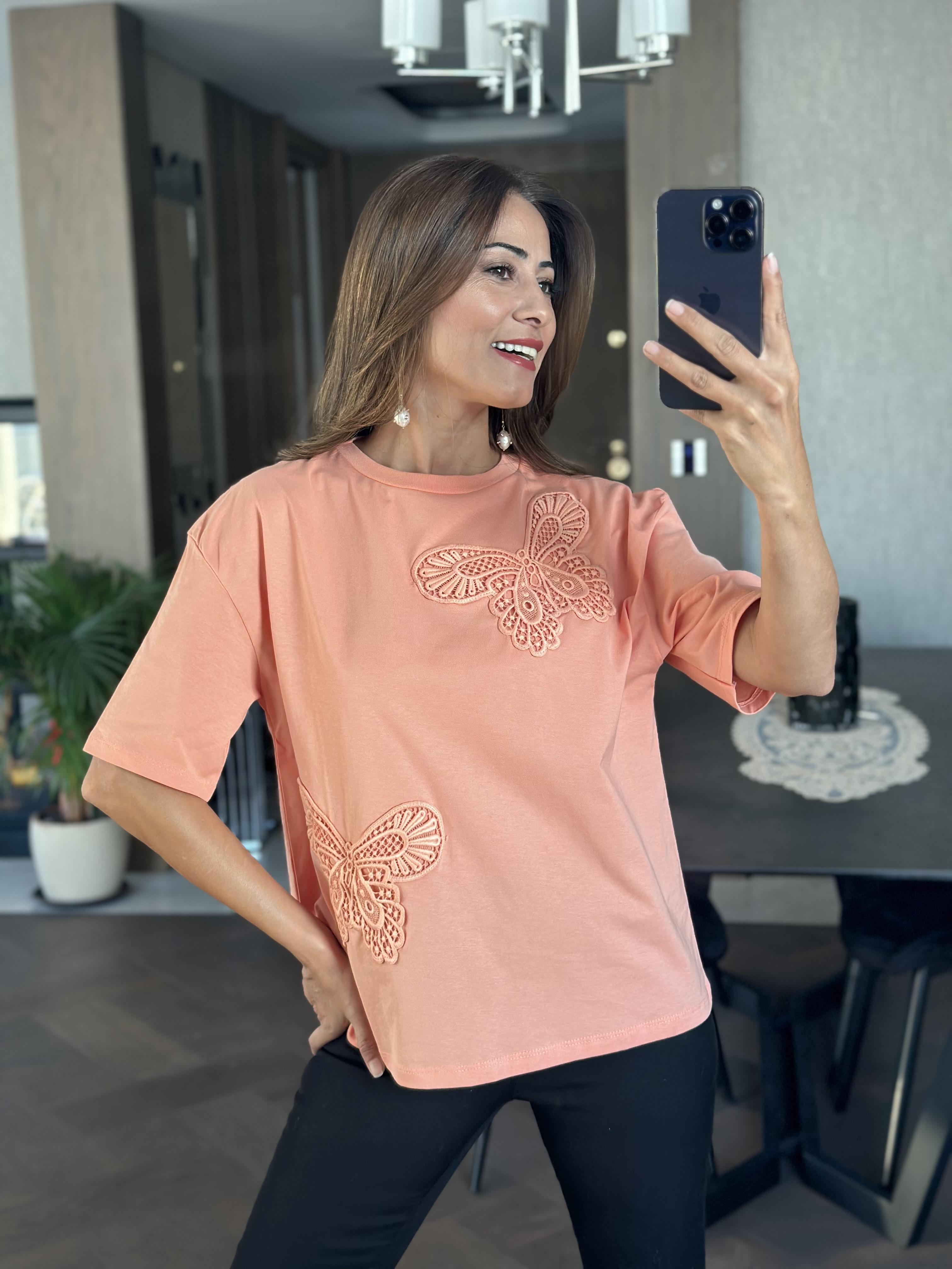 Yavruağzı İki Kelebek Güpür Detay Bisiklet Yaka Kadın T-shirt