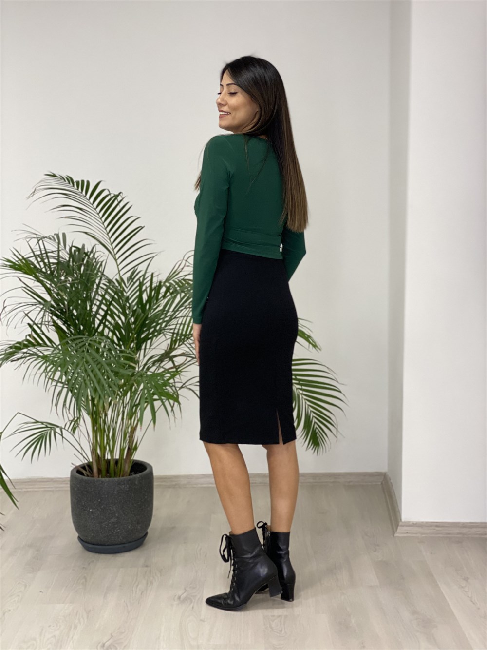 Zümrüt Kare Yaka Eteği Drapeli Crop Kadın Bluz