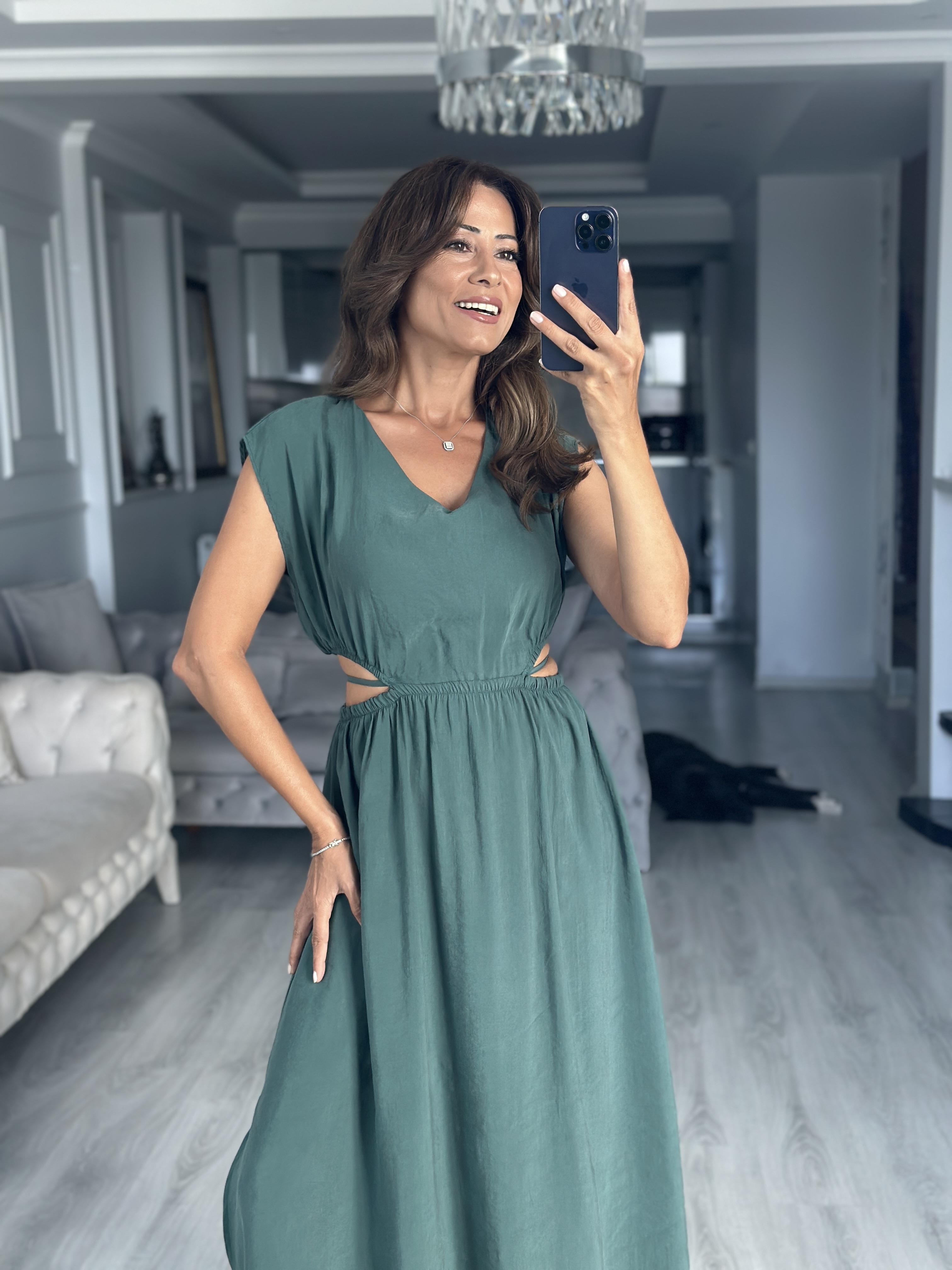 Zümrüt Yeşili Beli Lastikli Bağcıklı Dekolteli Midi Boy Kadın Elbise