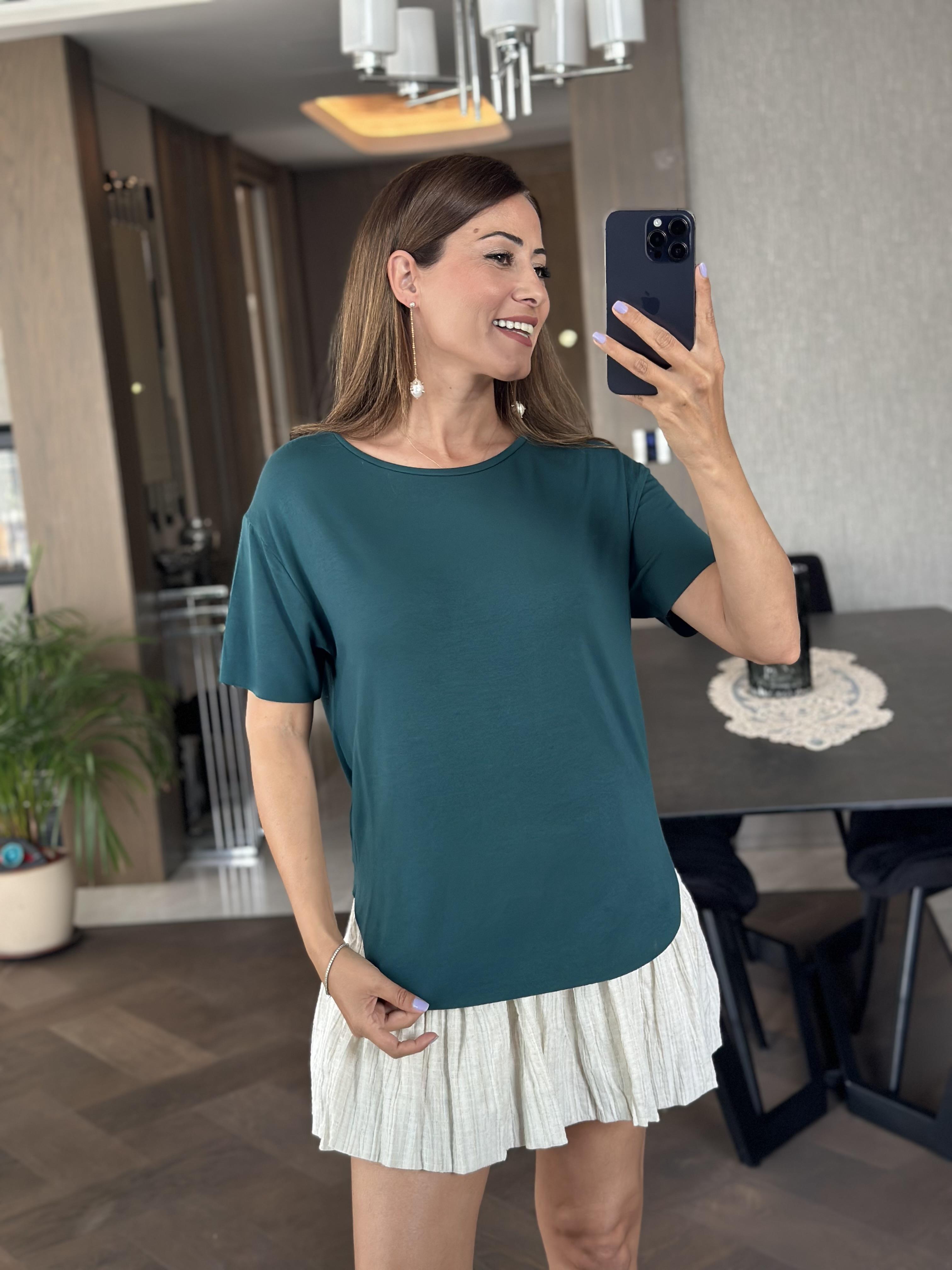 Zümrüt Yeşili Bisiklet Yaka  Kolu Ve Eteği Lazer Kesim Kadın T-Shirt