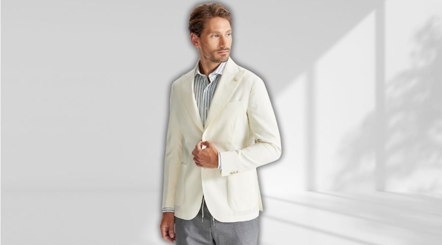 Yaz ve bahar aylarında şıklığı konforla birleştirmek isteyen erkeklerin gardırobunda yer açması gereken parçalardan biri: keten blazer ceket.