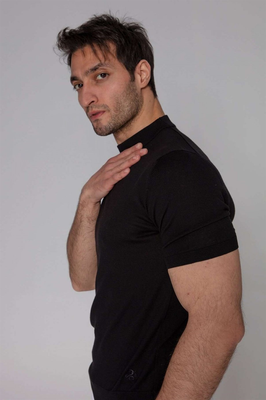 Yüksek Yaka Siyah Renk İpekli Triko