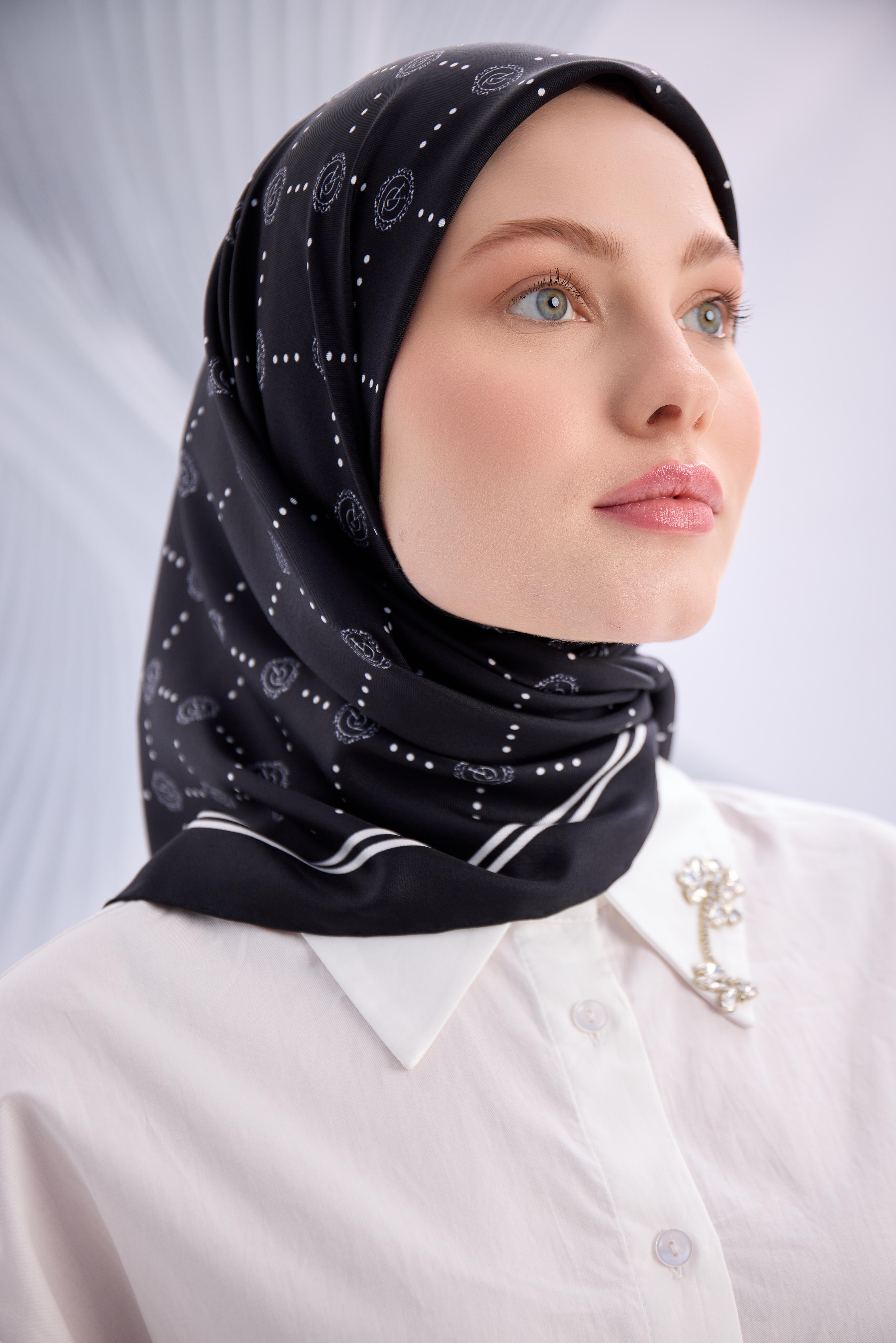 SİYAH TWİLL İPEK MONOGRAM EŞARP-YQ01003