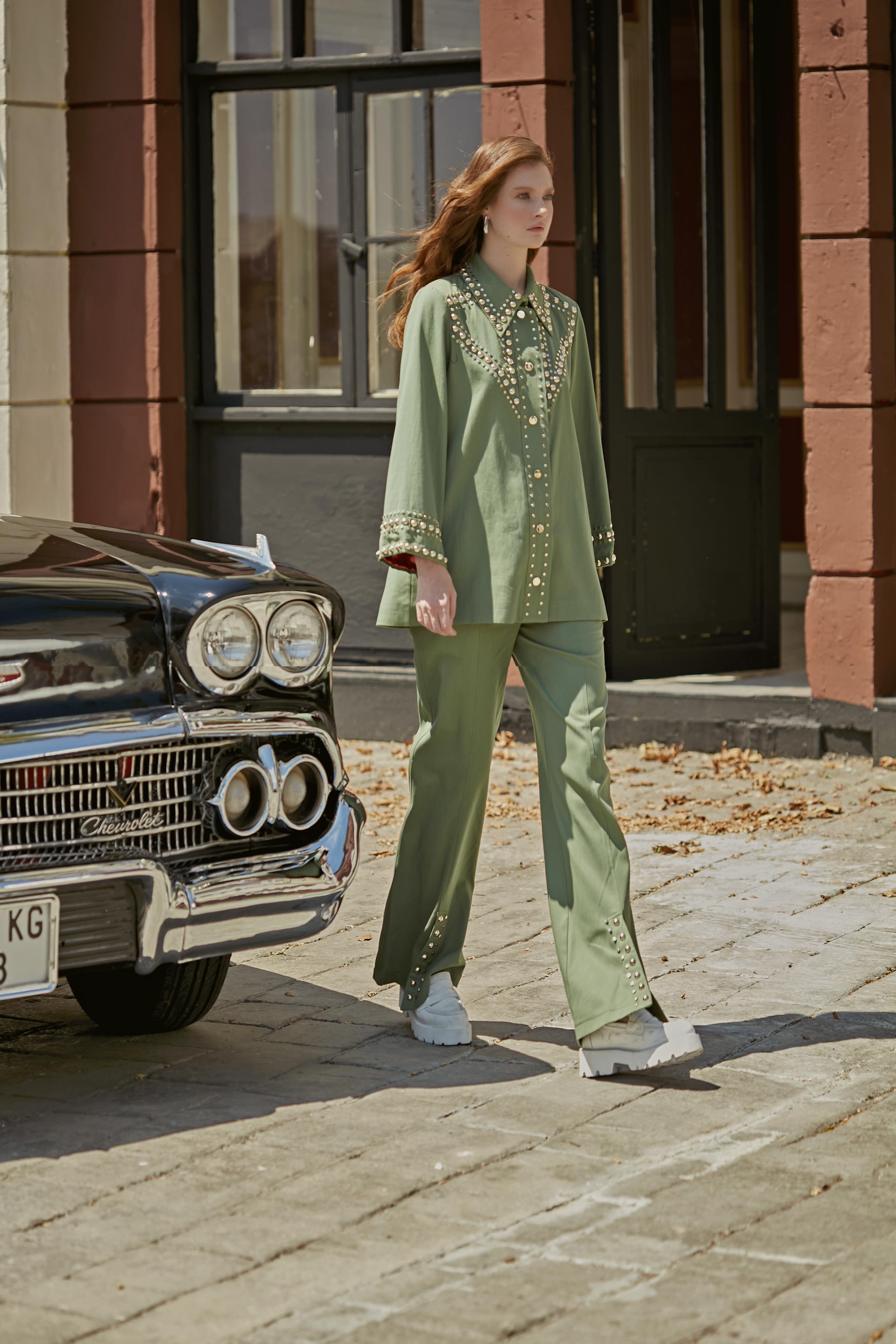 YEŞİL İŞLEMELİ PANTOLON