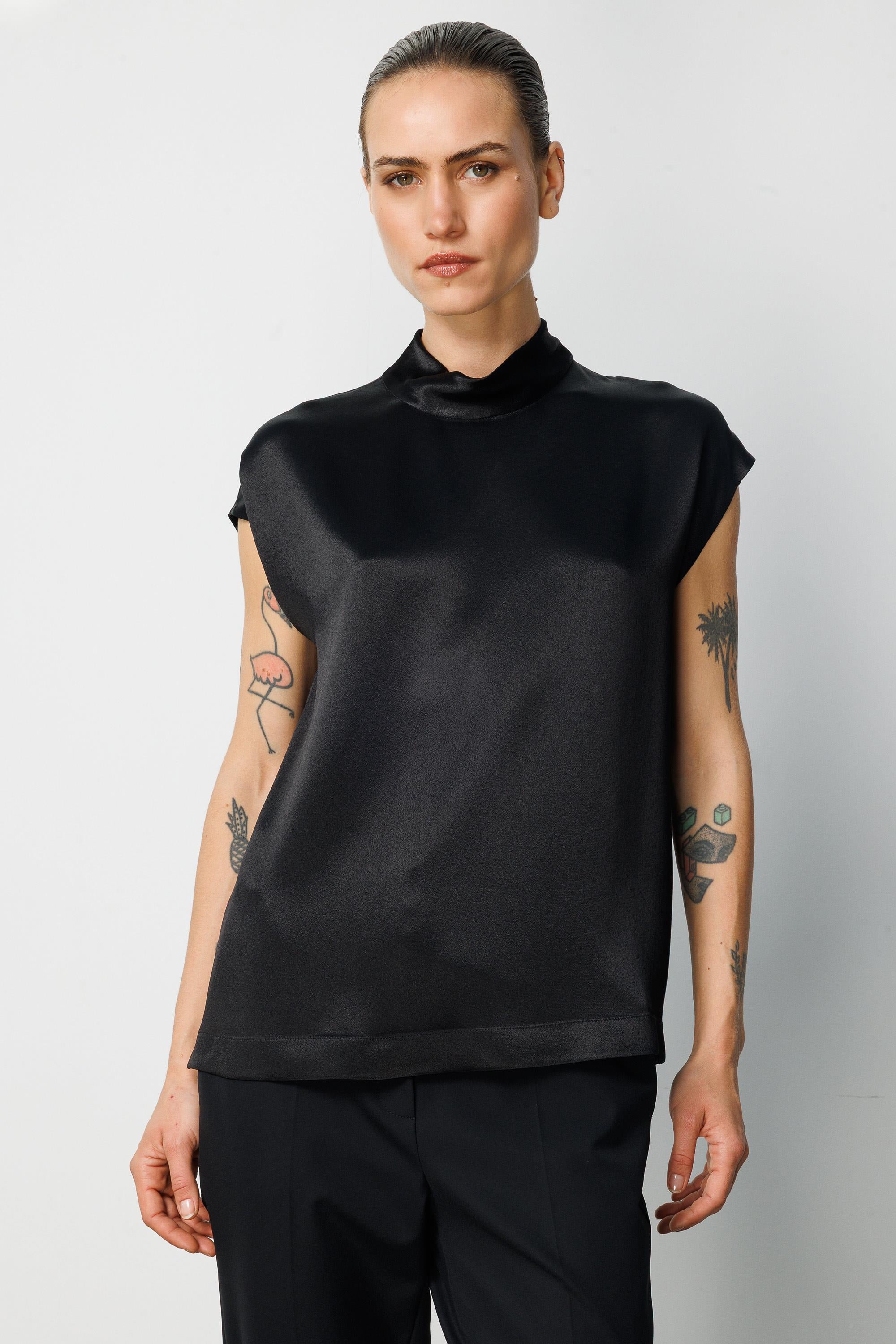 Dik Yaka Düşük Kol Bluz