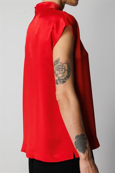 Dik Yaka Düşük Kol Bluz