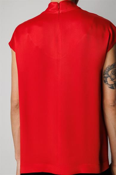 Dik Yaka Düşük Kol Bluz