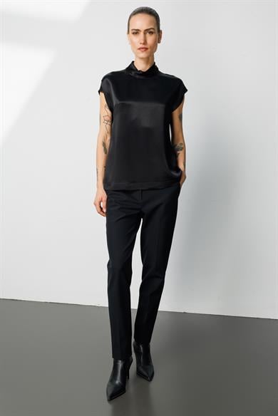 Dik Yaka Düşük Kol Bluz