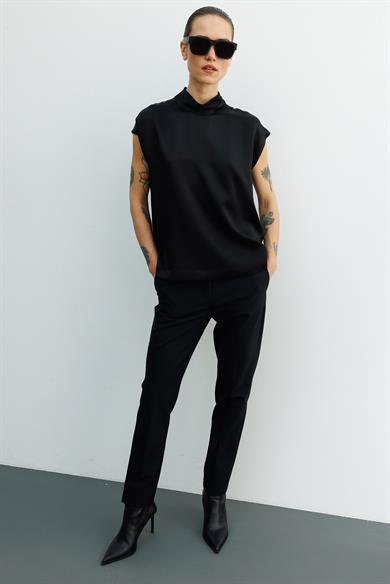 Dik Yaka Düşük Kol Bluz