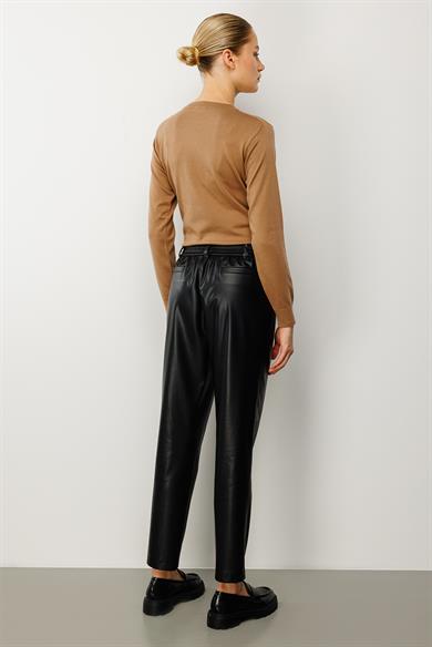 Elastan Kemerli Önden Dikişli Deri Pantolon