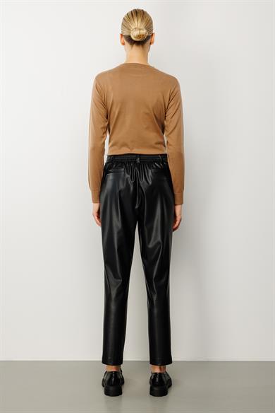 Elastan Kemerli Önden Dikişli Deri Pantolon
