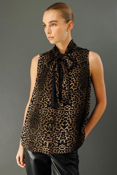 Fiyonklu Kolsuz Bluz