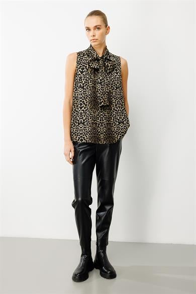 Fiyonklu Kolsuz Bluz