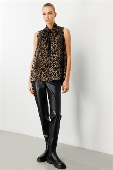 Fiyonklu Kolsuz Bluz