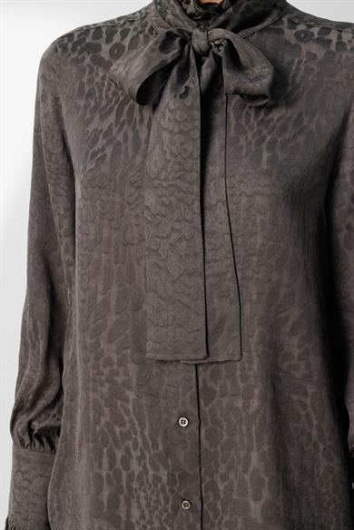 Fularlı Jakarlı Bluz