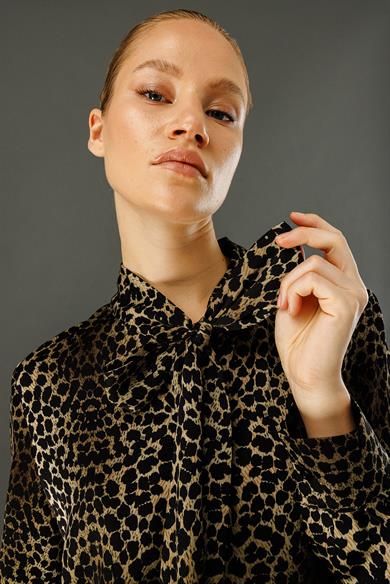 Leopar Fularlı Bluz