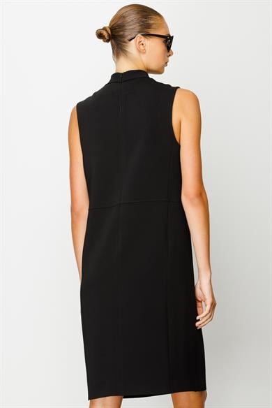 Metal Düğmeli Dik Yaka Kolsuz Elbise