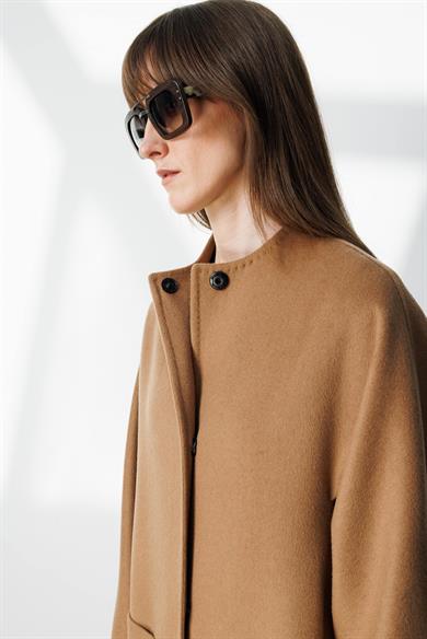 O Yaka Yırtmaçlı Uzun Manto