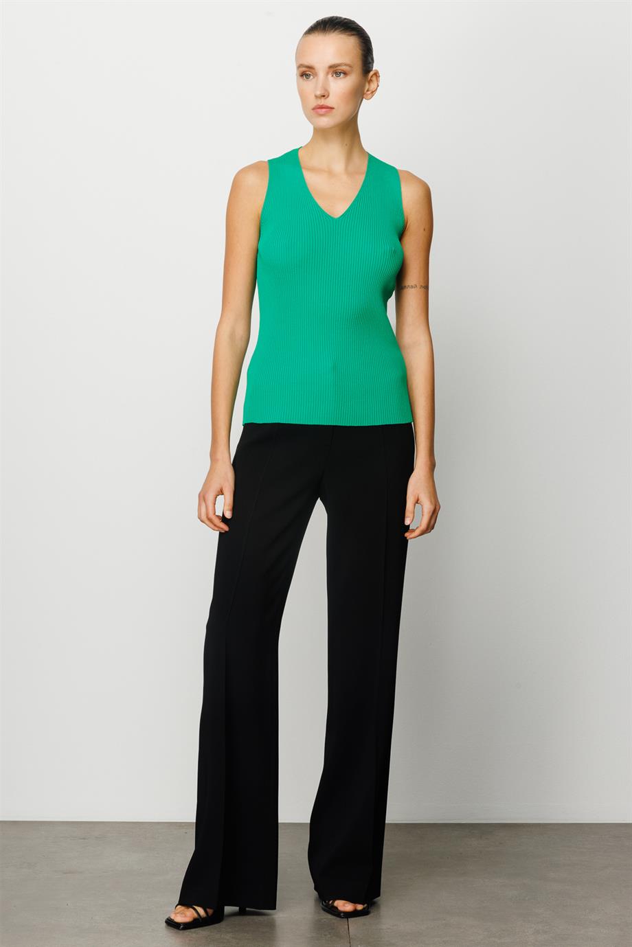 Derby Örgü V Yaka Kolsuz Triko