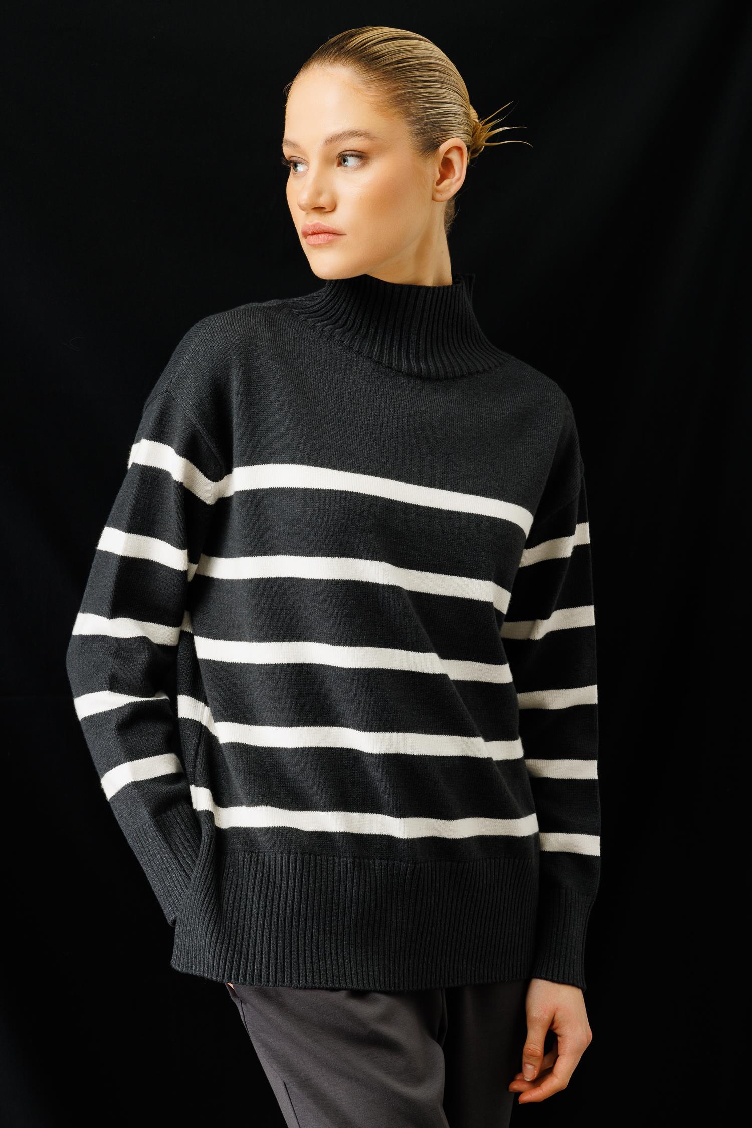 Dik Yaka Çizgili Oversize Triko