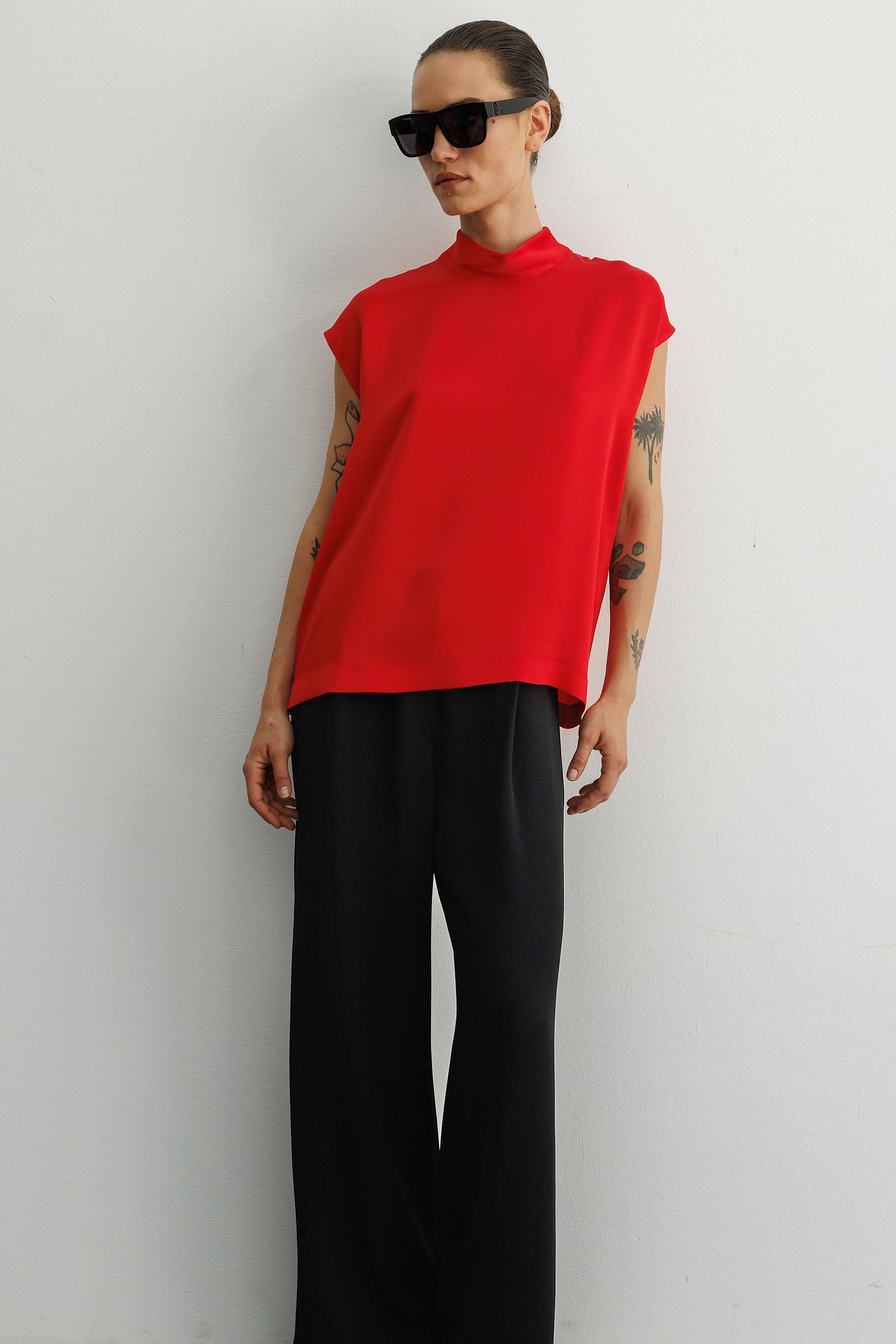 Dik Yaka Düşük Kol Bluz