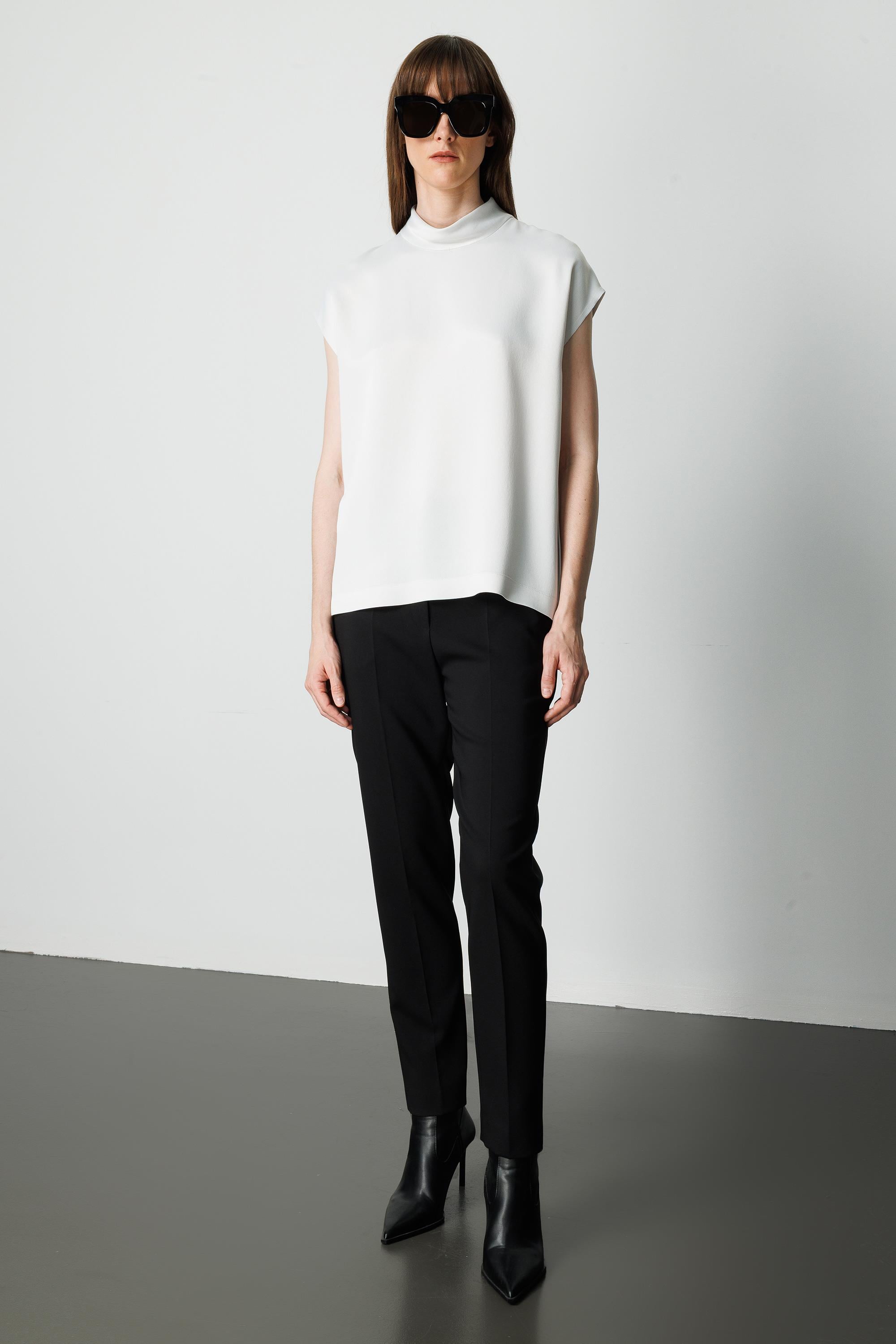 Dik Yaka Düşük Kol Bluz