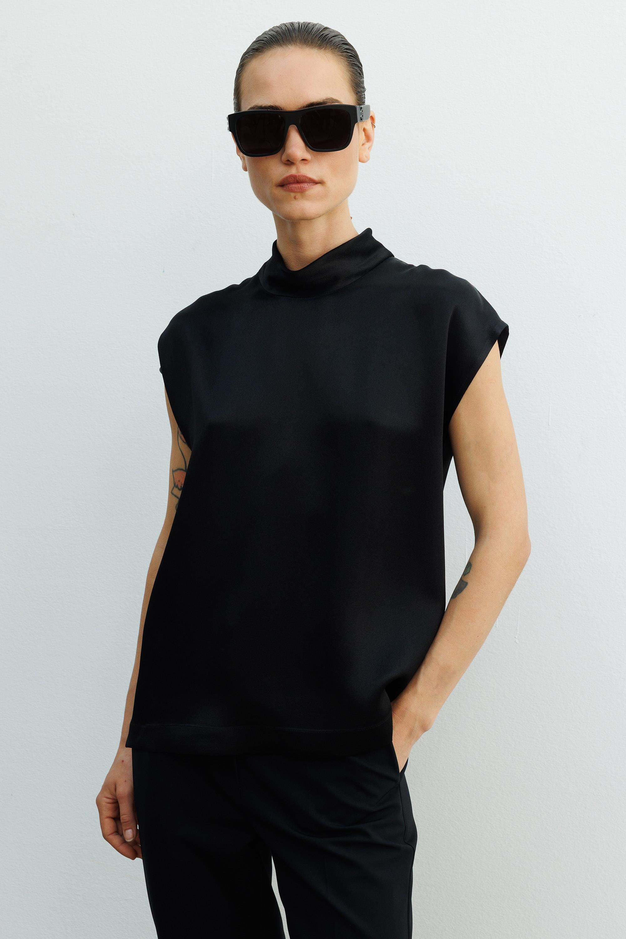 Dik Yaka Düşük Kol Bluz