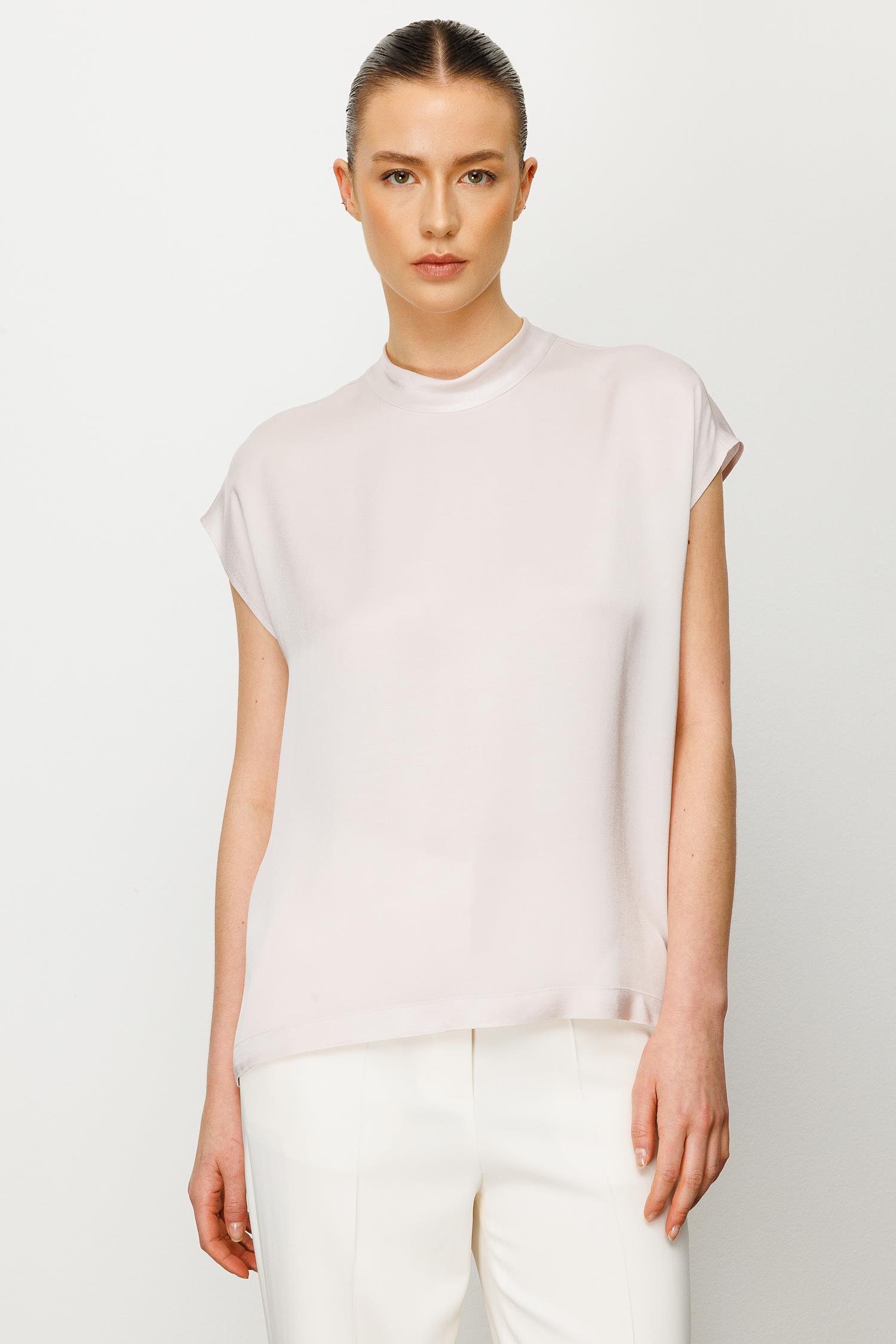 Dik Yaka Düşük Kol Bluz