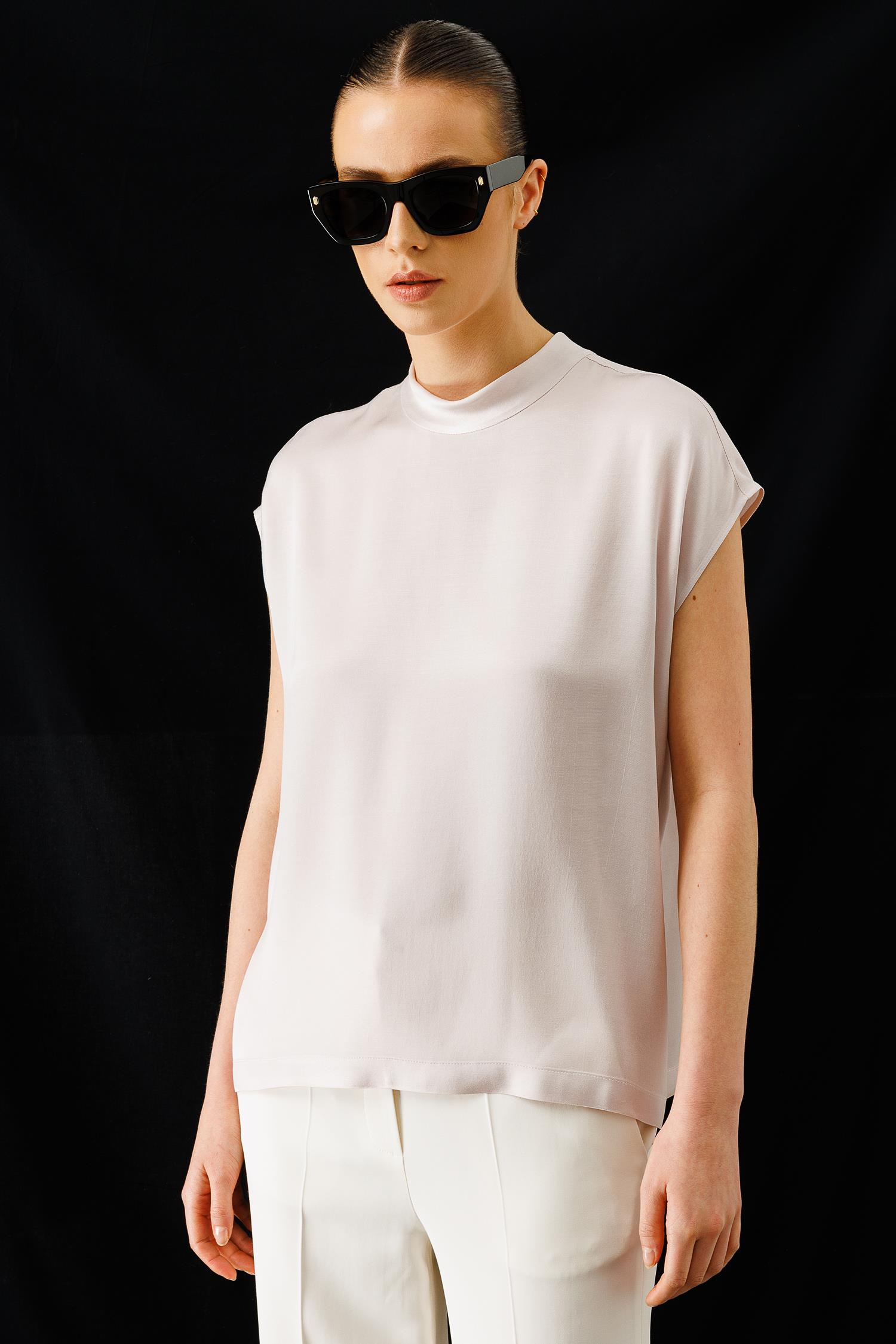 Dik Yaka Düşük Kol Bluz