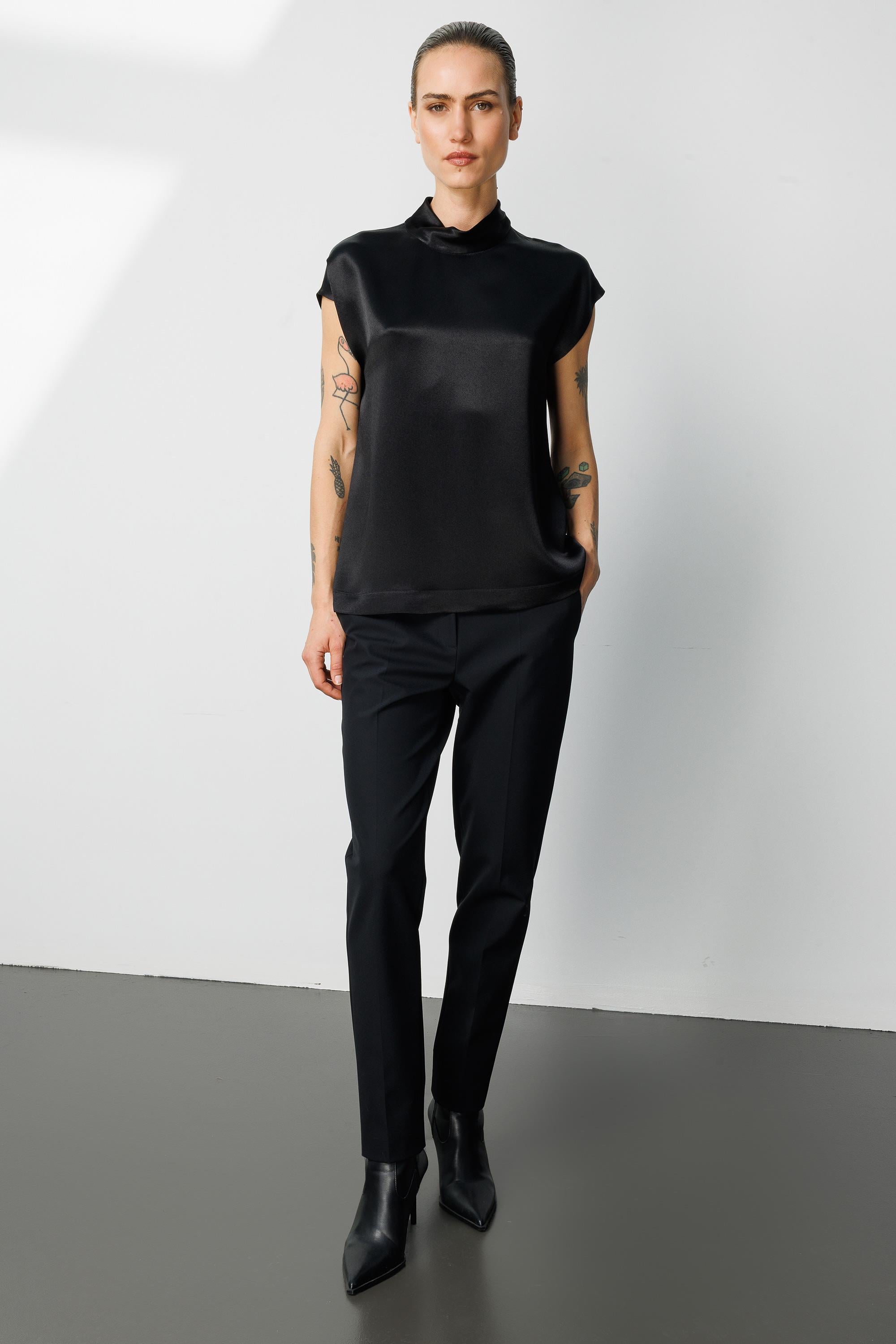 Dik Yaka Düşük Kol Bluz