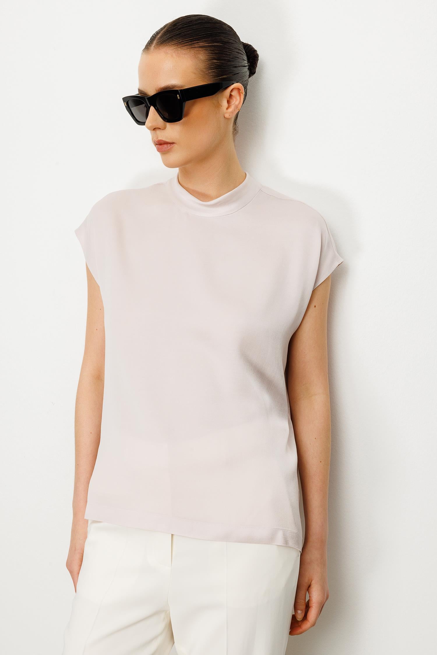 Dik Yaka Düşük Kol Bluz