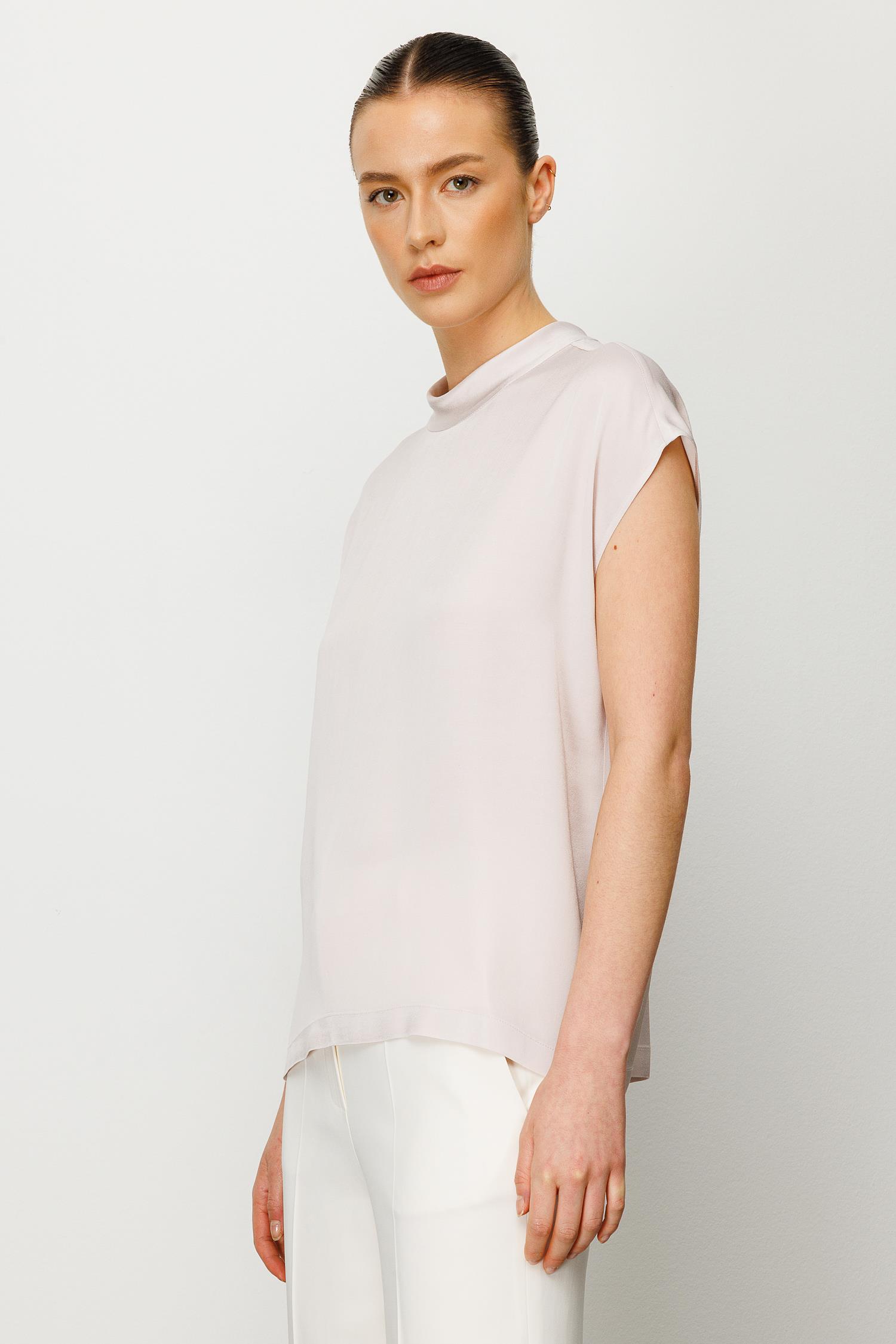 Dik Yaka Düşük Kol Bluz