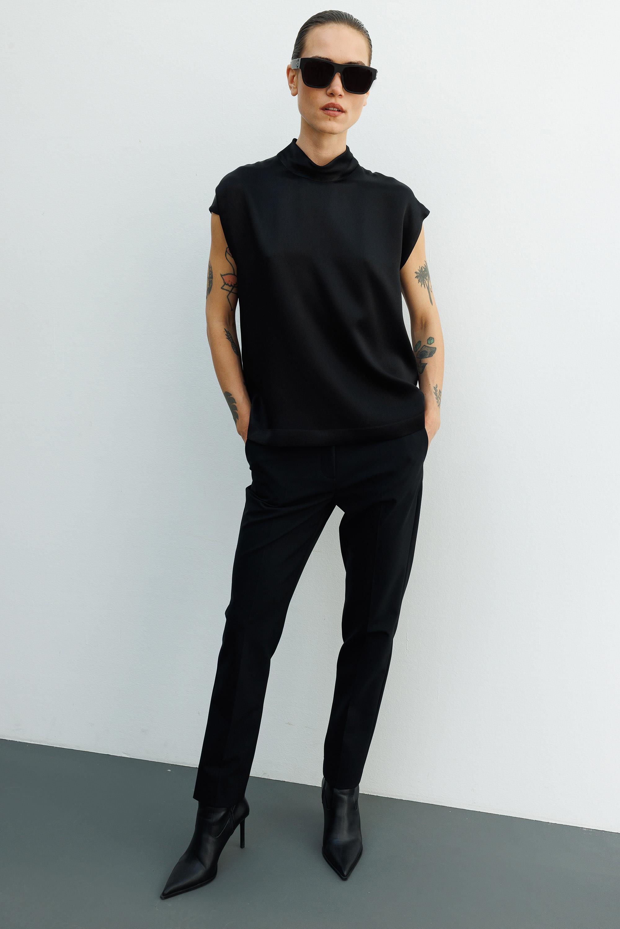 Dik Yaka Düşük Kol Bluz