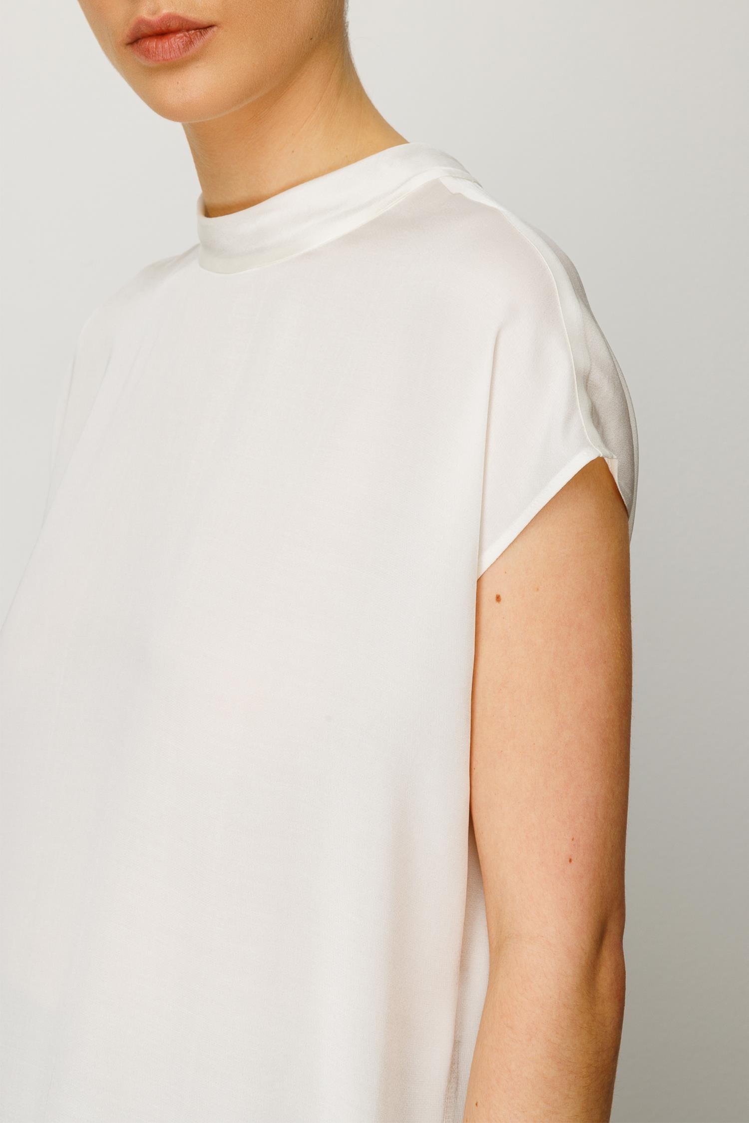 Dik Yaka Düşük Kol Bluz