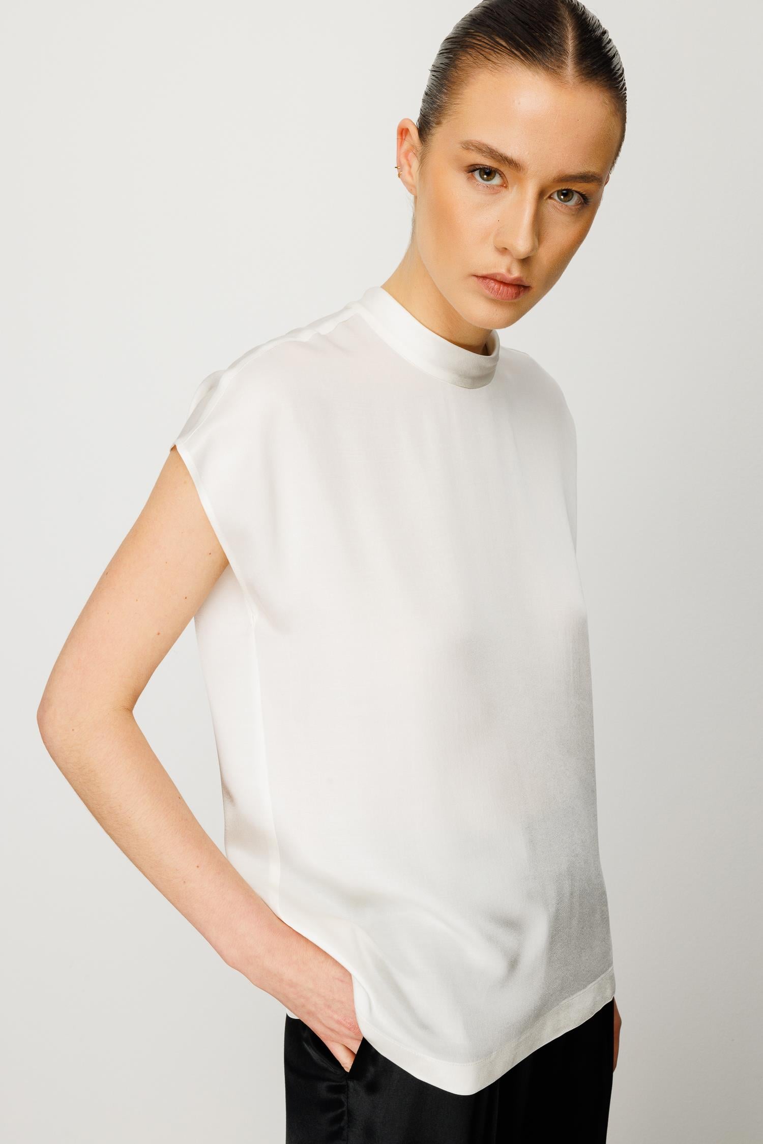 Dik Yaka Düşük Kol Bluz