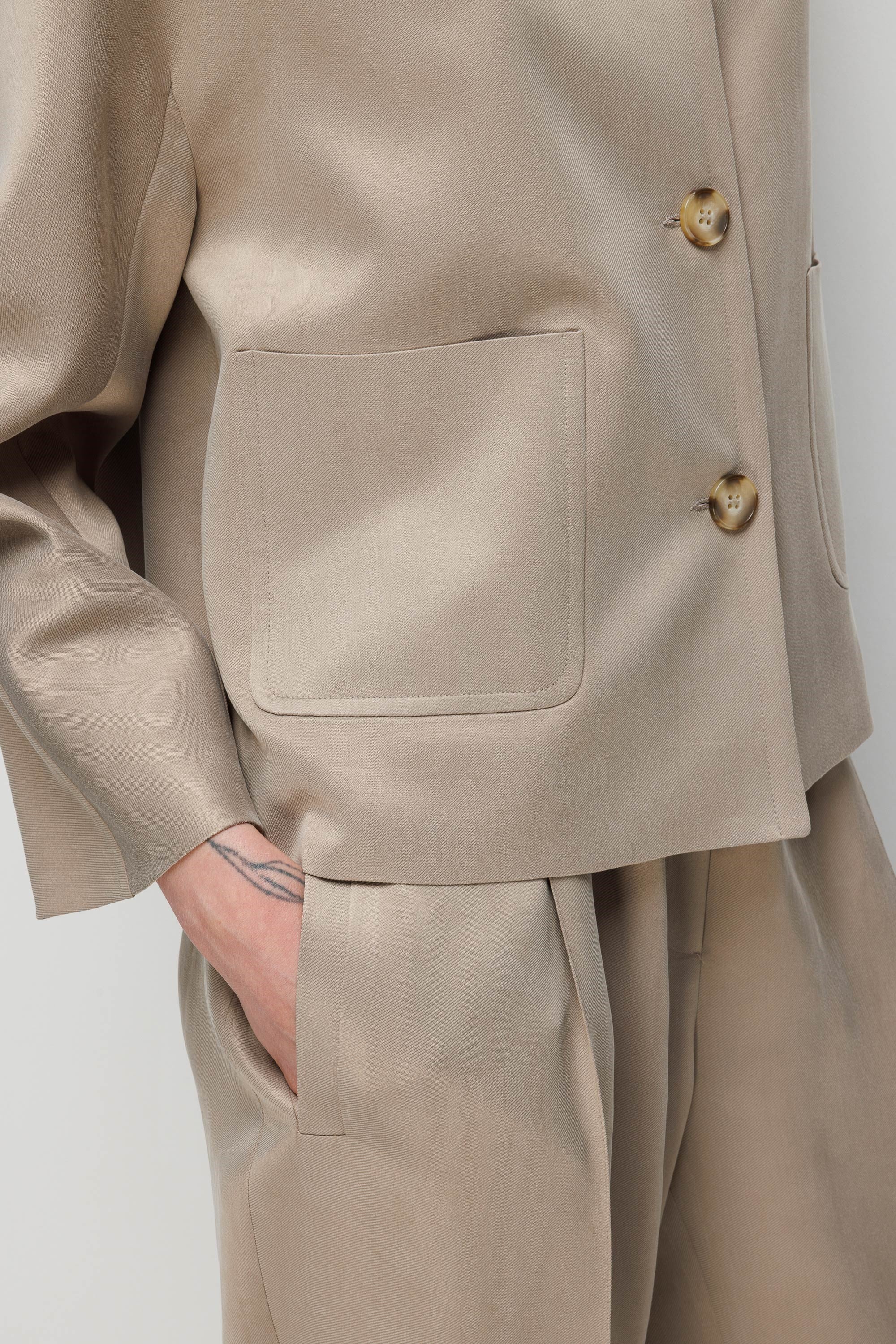 Dıştan Cepli Kısa Ceket