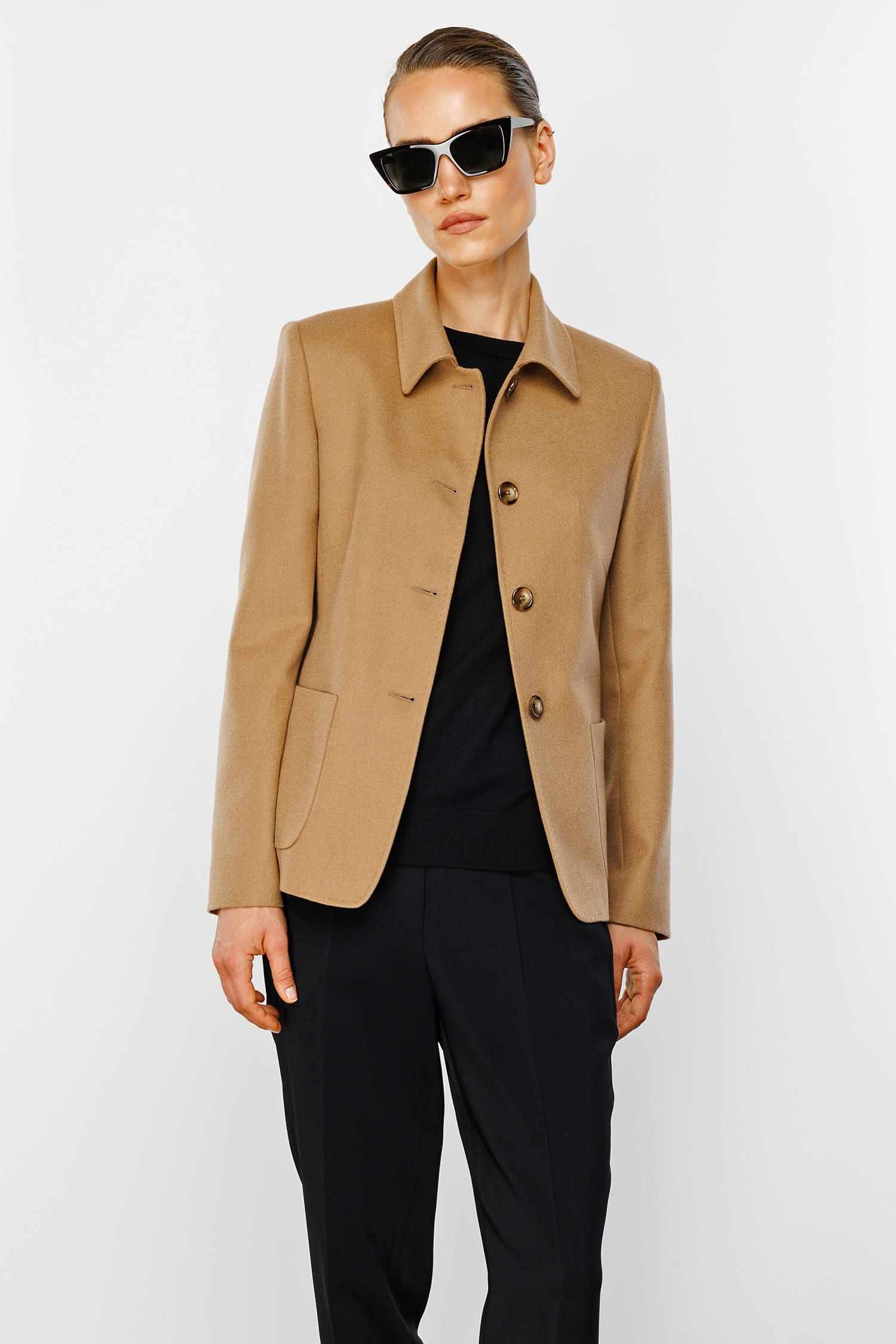 Dıştan Cepli Puntolu Kısa Ceket