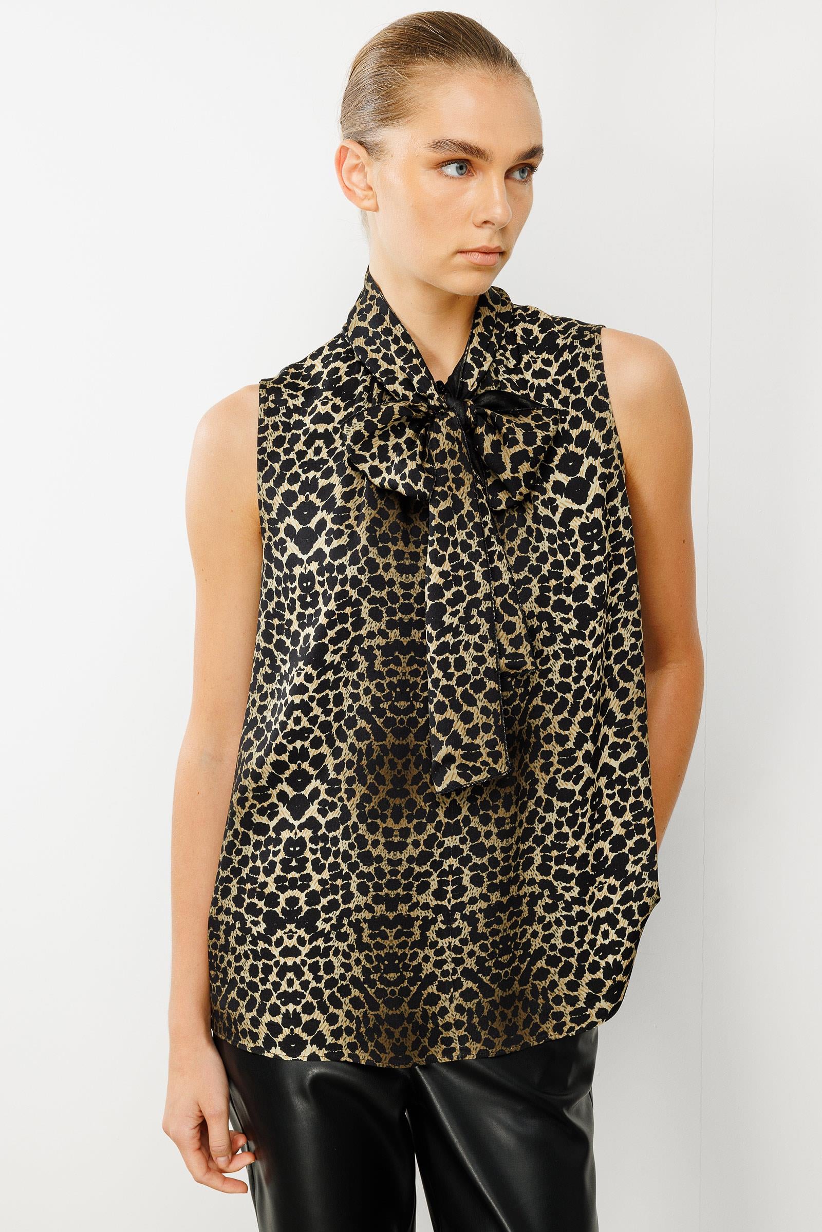 Fiyonklu Kolsuz Bluz