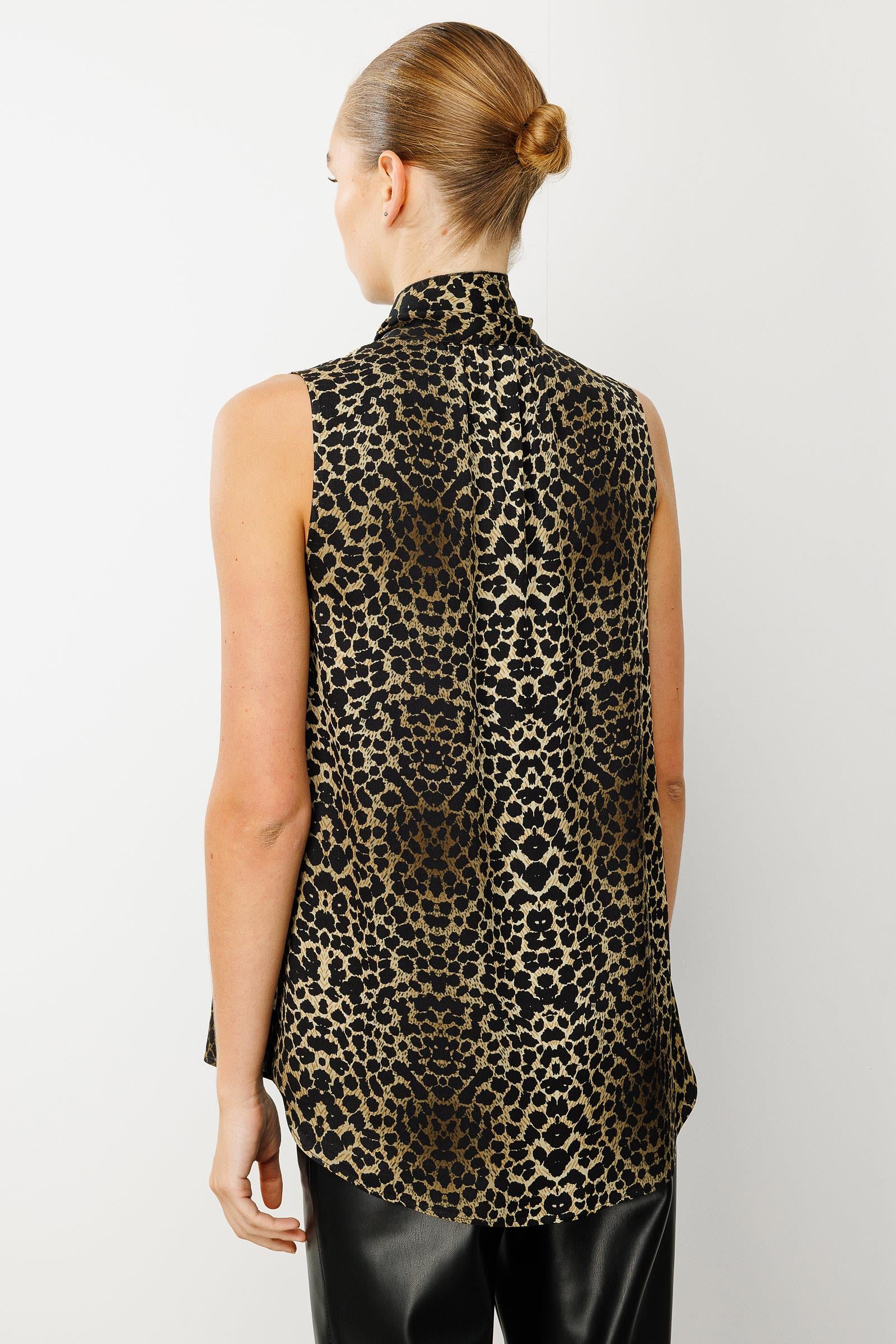 Fiyonklu Kolsuz Bluz