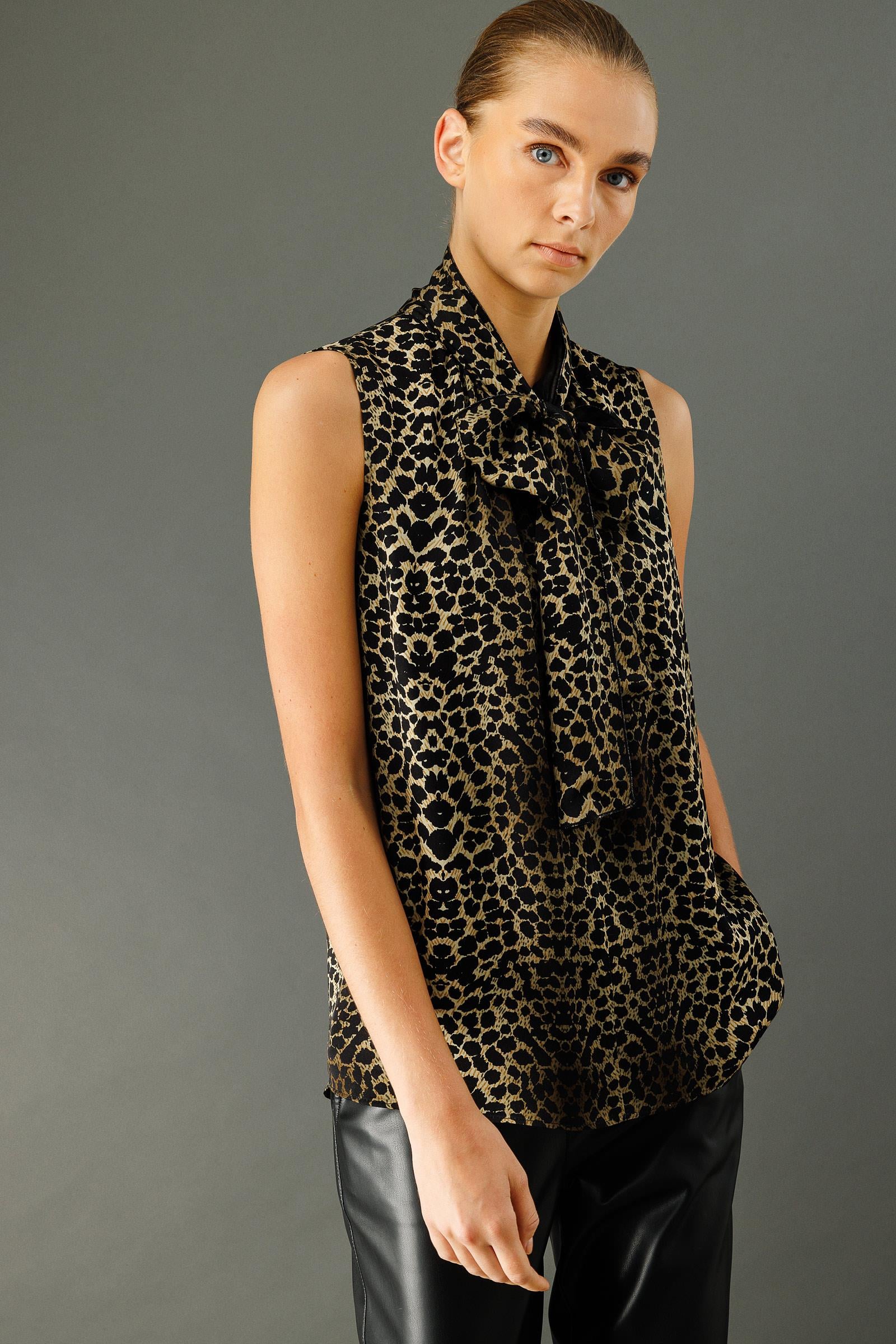 Fiyonklu Kolsuz Bluz