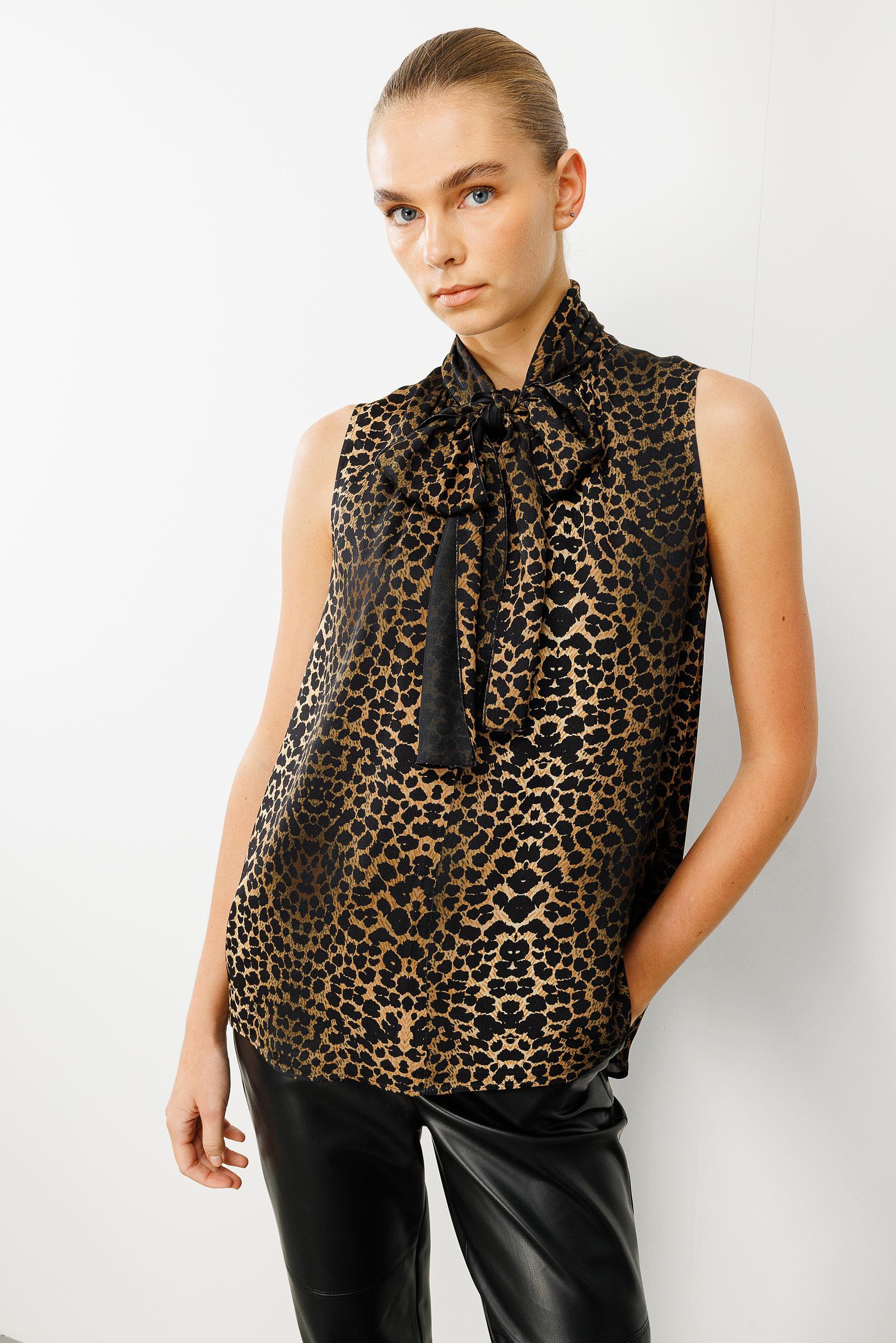 Fiyonklu Kolsuz Bluz