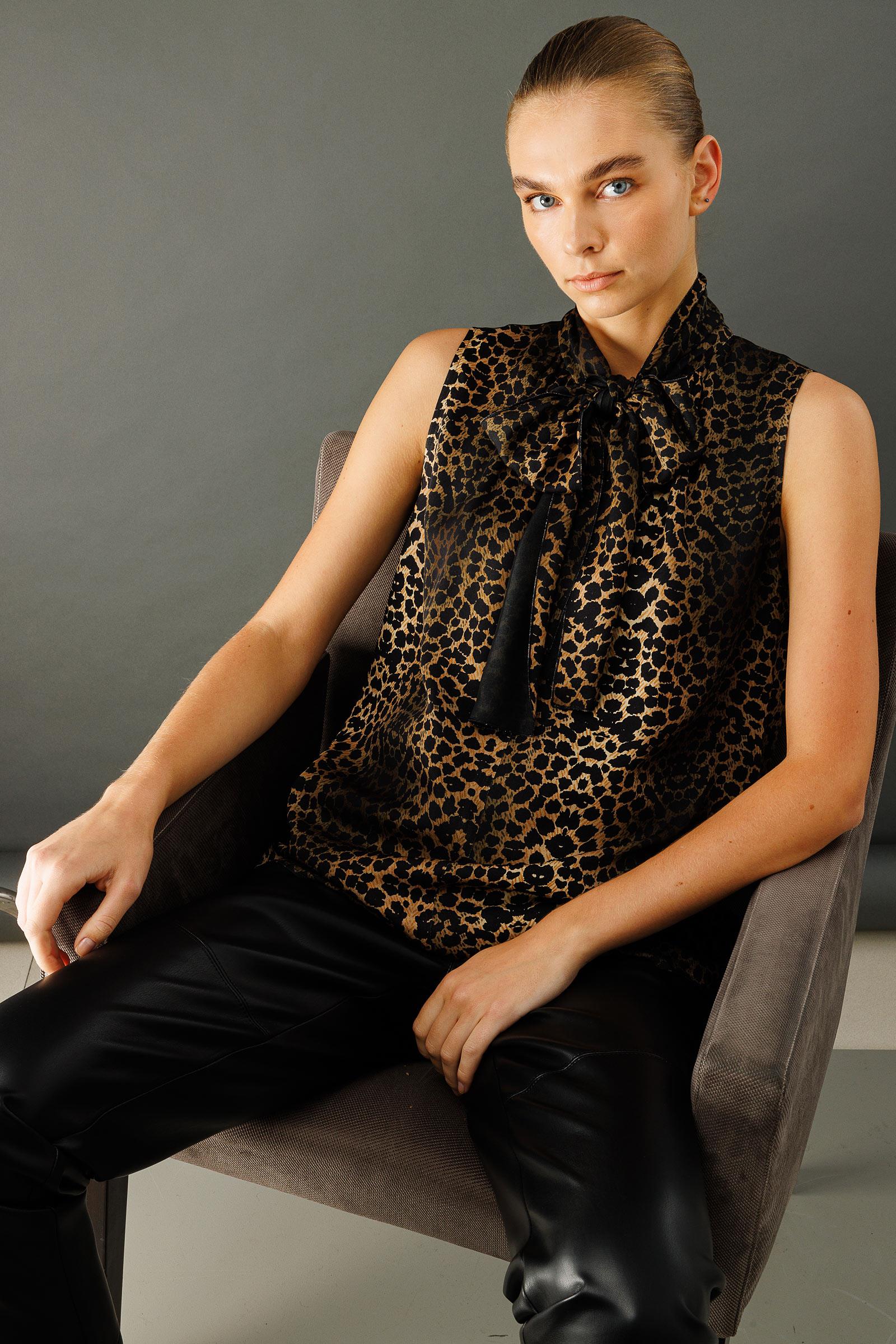 Fiyonklu Kolsuz Bluz